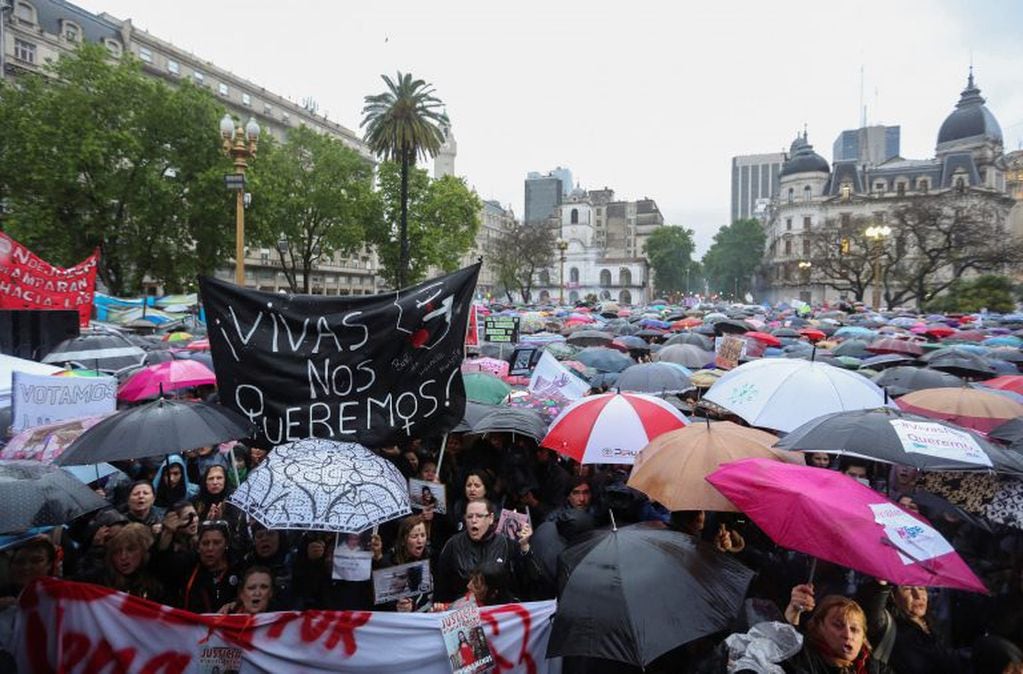 BAS001. BUENOS AIRES (ARGENTINA) 19/10/2016.- Miles de personas participan hoy, miércoles 19 de octubre de 2016, de la marcha convocada por la plataforma social "Ni Una Menos", en Buenos Aires (Argentina). La plataforma "Ni Una Menos" convocó a movilizars