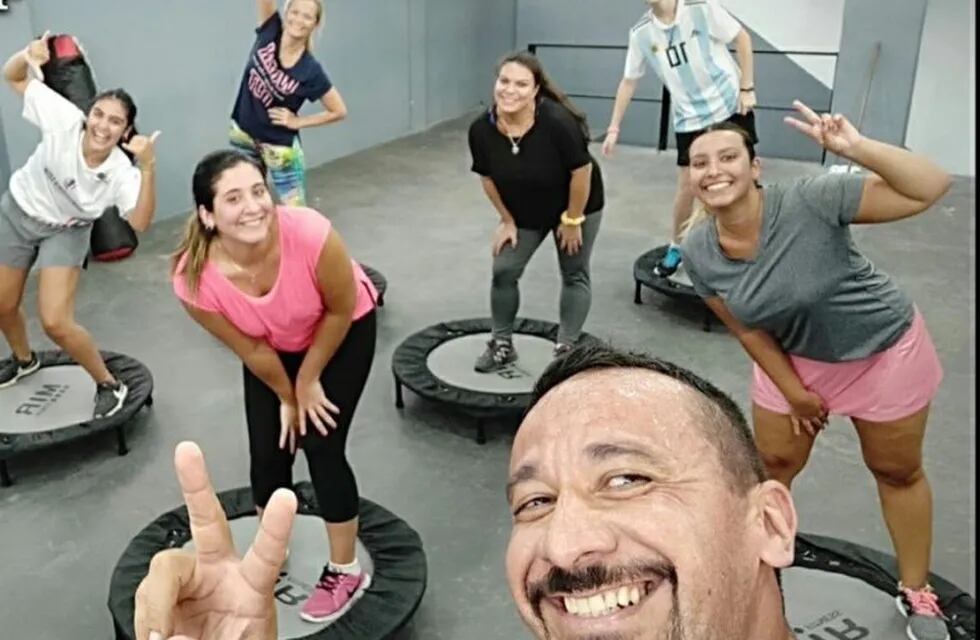 Juan Acosta trasladó a las redes sus clases de gym. (Facebook)