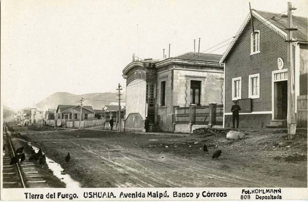 Pasado y presente de Ushuaia.
Fotos: Vía Ushuaia - Archivo histórico Municipalidad de Ushuaia.