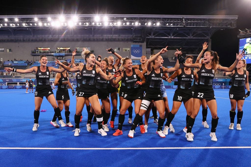 El equipo de Las Leonas festeja el pase a la final de los Juegos Olímpicos Tokio 2020, tras vencer 2-1 a la India.