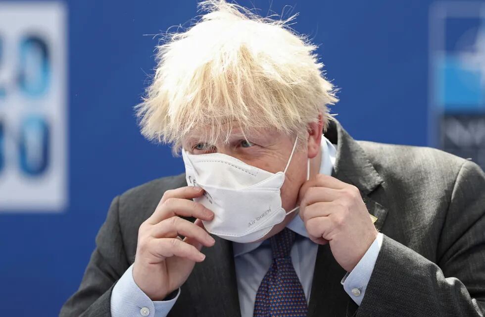 Boris Johnson y un aislamiento a medias. (Foto: Archivo)