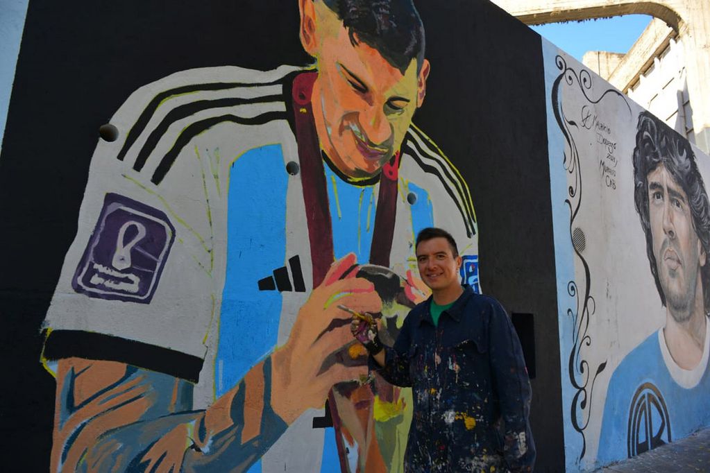 El mural de Cristian Gabriel "Cuti" Romero en el paredón del frente del estadio de Belgrano.  (José Gabriel Hernández / La Voz)