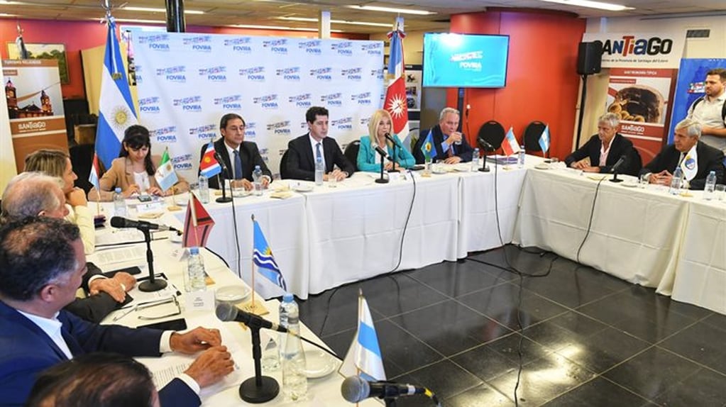 El Foro Permanente de Vicegobernadoras y Vicegobernadores de la República Argentina (FOVIRA) debatió sobre federalismo, en Santiago del Estero.