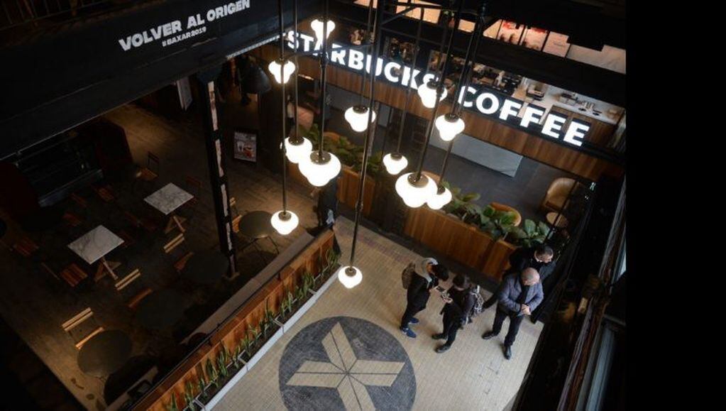 Con un local de Starbucks, comenzó la primera etapa de construcción de Baxar Mercado (Clarín)