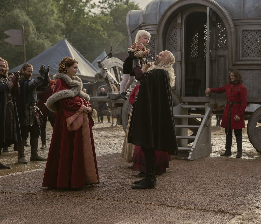 El rey Viserys con el hijo que siempre quiso, Aegon. (HBO)