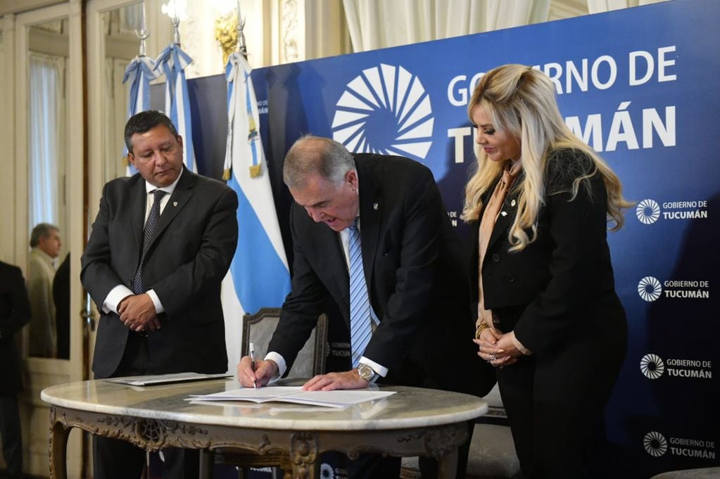 El gobernador, Osvaldo Jaldo, encabezó la firma del convenio que renueva el Programa.