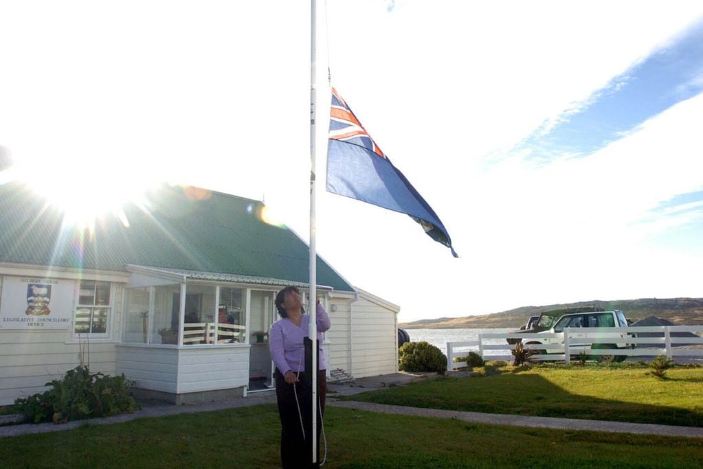 Edificio de la Asamblea Legislativa de Malvinas. Actualmente flamea el pabellón ilegal de Malvinas, donde deja en claro que es un Territorio de Ultramar Británico.