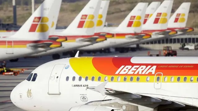 IBERIA. Algunos de los aviones de la empresa en el aeropuerto de Barajas, en Madrid, en una imagen de 2009 (AP/Archivo).