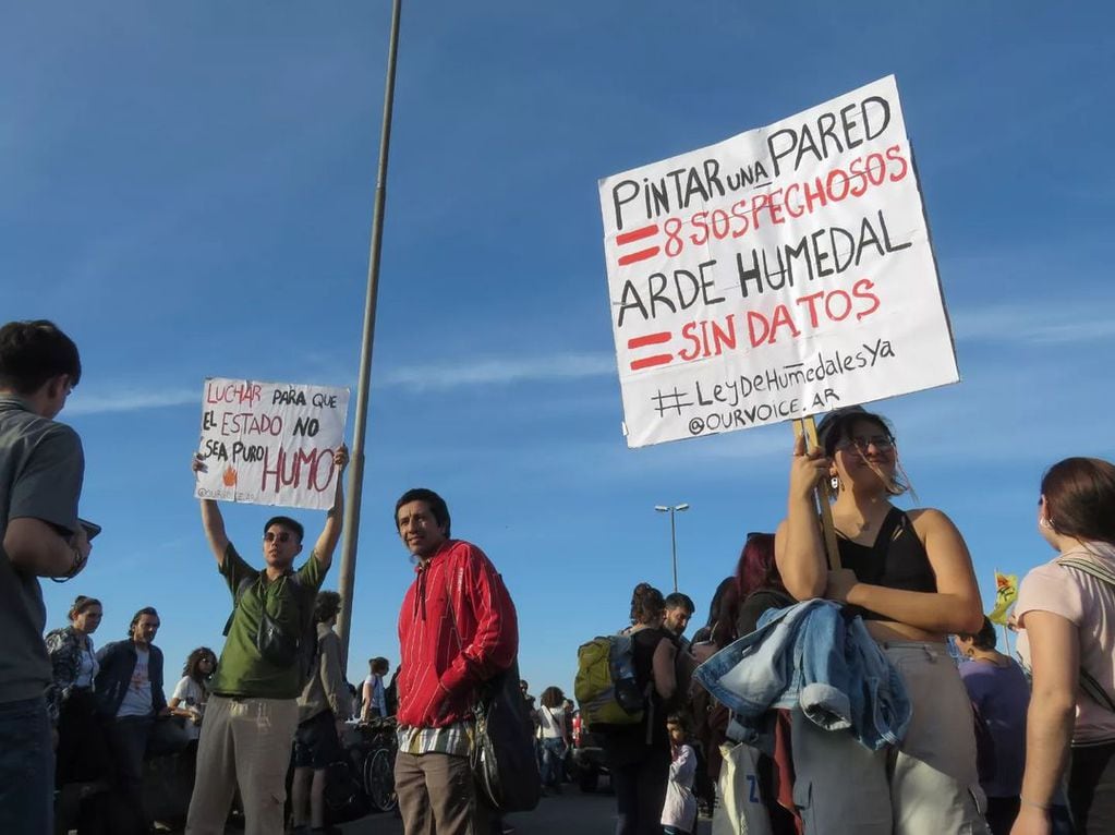 Ambientalistas cortaron el tránsito en la cabecera del puente Rosario-Victoria para protestar contra los incendios en las islas y reclamar la sanción de una ley de humedales.