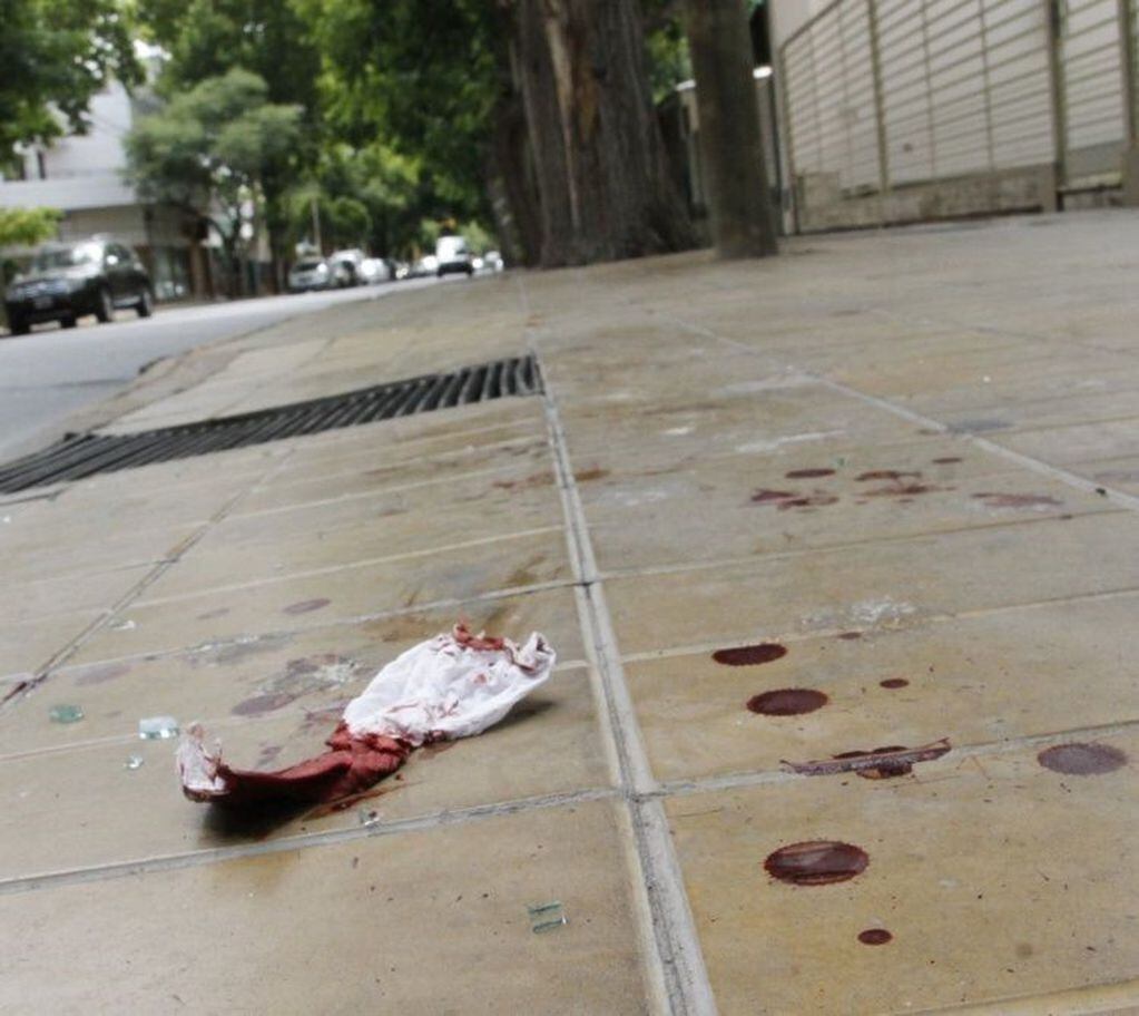 El asfalto y parte de la vereda quedaron cubiertos con vidrios y sangre del empleado golpeado.
