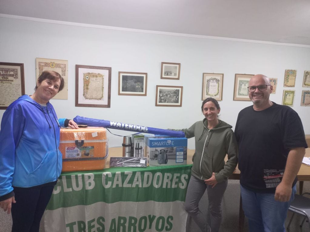 Club Cazadores Tres Arroyos entregó premios no retirados de las 24 Horas al CEF Nº 148 de Claromecó