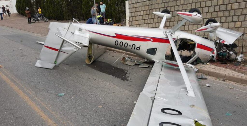 Una avioneta se estrelló en medio de la calle en Brasil (Foto: Delamar Produmax)