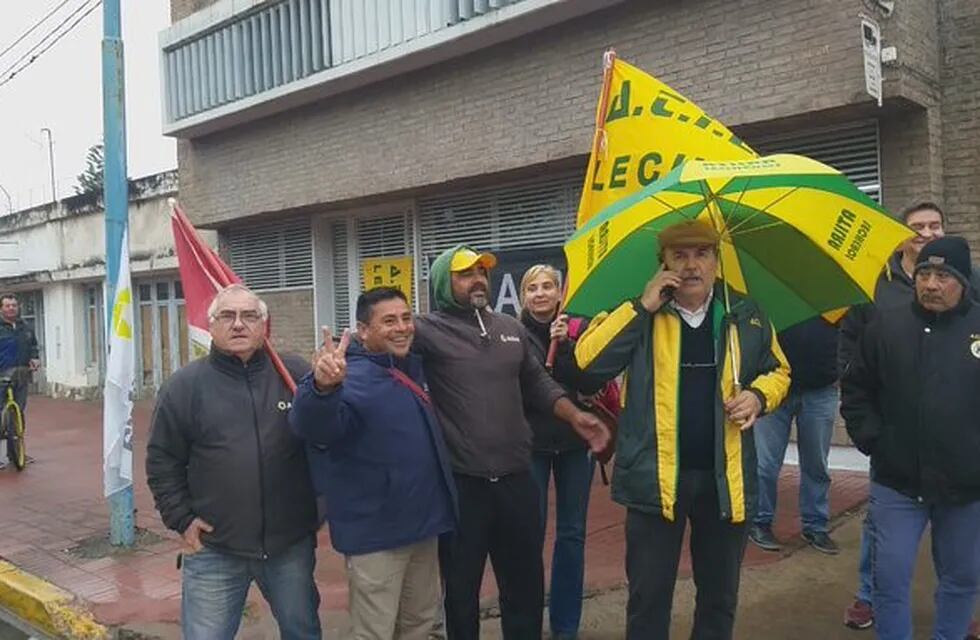 manifestación de ATILRA frente a las oficinas de Williner de Bv. Roca (@ADN979FM)