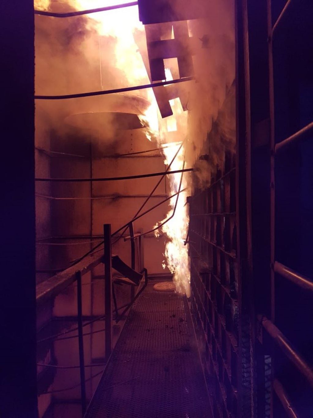 El voraz incendio de una secadora de granos en la localidad de Justiniano Posse. (Prensa Bomberos Voluntarios)
