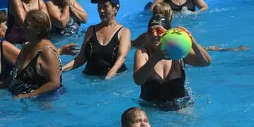 Juegos en la piscina, uno de los momentos más esperados por los participantes. José Gutiérrez / Los Andes
