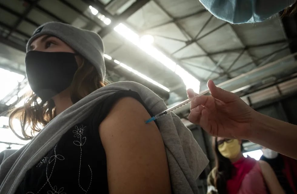 El informe semana del ministerio de Salud destaca de una disminución de contagios, muertes y camas UTI ocupadas en Mendoza. Ignacio Blanco/Los Andes