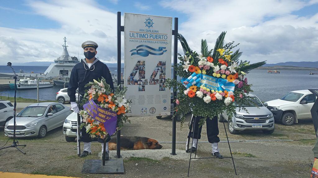 Ofrendas florales en honor a los submarinistas del ARA "San Juan"