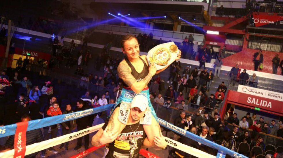 La sanjuanina Cecilia Román alza su título en la defensa que realizó en agosto de 2019 ante una rival oriunda de Jujuy, Argentina. (Gobierno de San Juan)