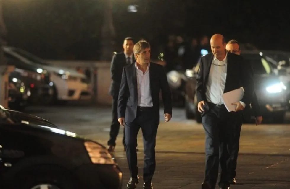 Luis Caputo y Federico Sturzenegger dejan la Casa Rosada tras la reunión con Mauricio Macri. (Foto: Clarín/Mario Quinteros)