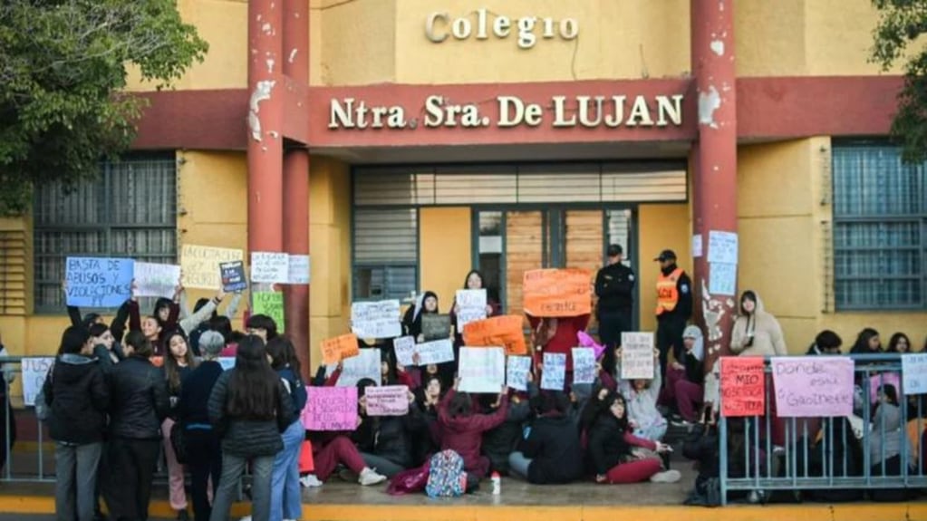 Protestas por la acusación de violación en el colegio sanjuanino