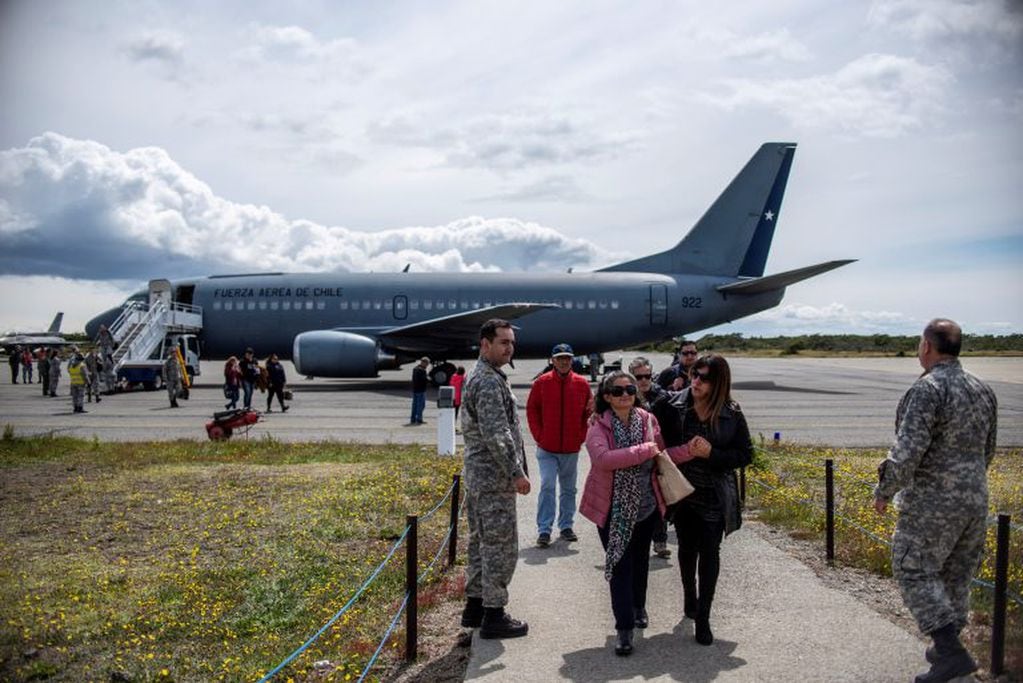 Los familiares de los pasajeros del Hercules C-130 llegan desde Santiago a la base de la Fuerza Aérea en Punta Arenas, Chile (REUTERS/Joel Estay)