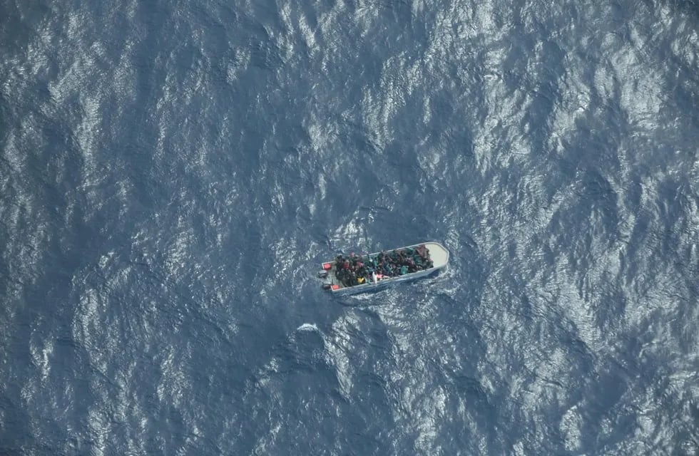 Imagen de la barcaza que terminó hundiéndose en el Mediterráneo.