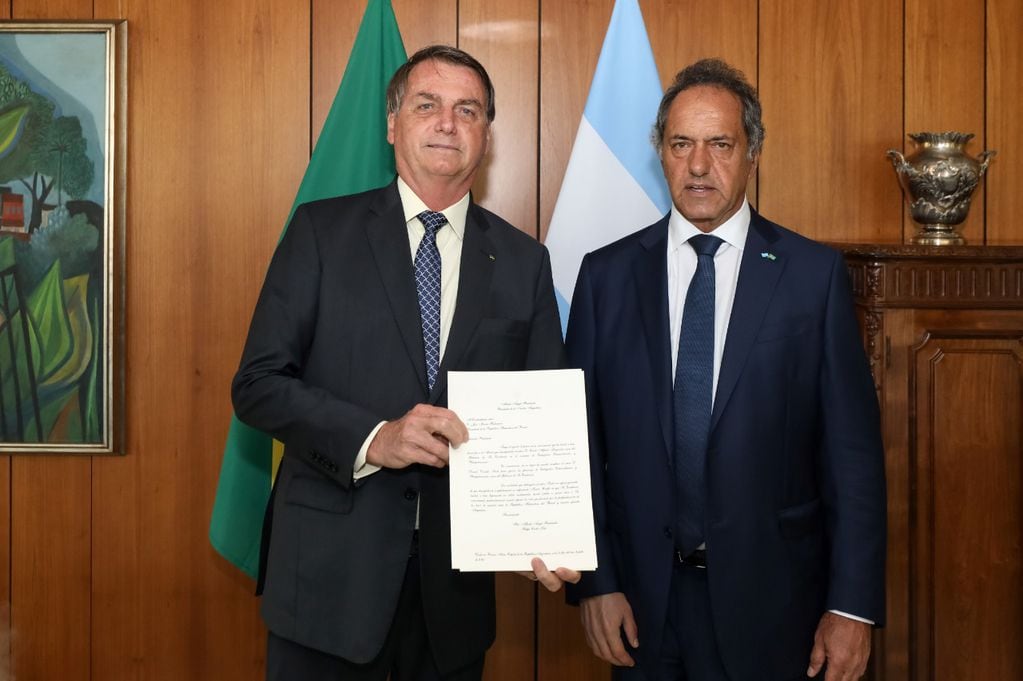El presidente brasileño, Jair Bolsonaro, mantuvo un encuentro con el embajador argentino en Brasil, Daniel Scioli.