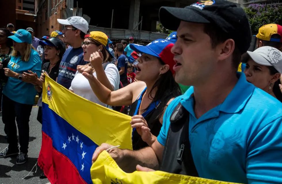 CAR103. CARACAS (VENEZUELA), 27/05/2017.- Un grupo de personas grita consignas en una manifestación opositora hoy, su00e1bado 27 de mayo de 2017, en Caracas (Venezuela). Envuelta en una ola de protestas opositoras, Venezuela recuerda hoy el fin de las emisiones en seu00f1al abierta de Radio Caracas Televisión (RCTV), el canal crítico del Gobierno del entonces presidente, Hugo Chu00e1vez, que salió del aire hace 10 au00f1os despuu00e9s de que no se le fuera renovada su concesión. EFE/MIGUEL GUTIu00c9RREZ