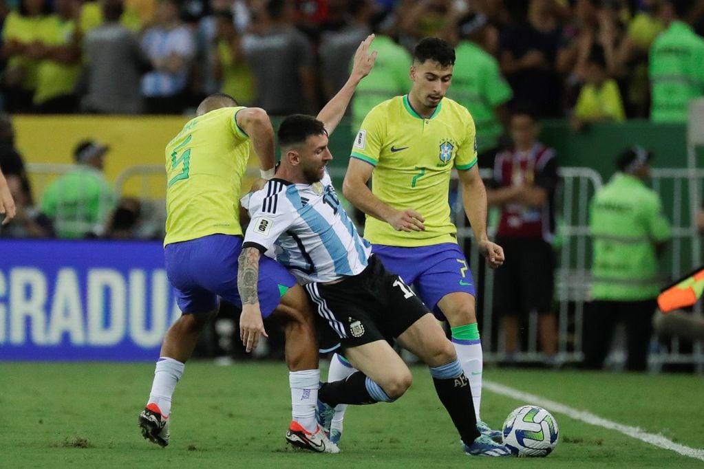 Messi en acción en un "caliente" Brasil  - Argentina. (AP).