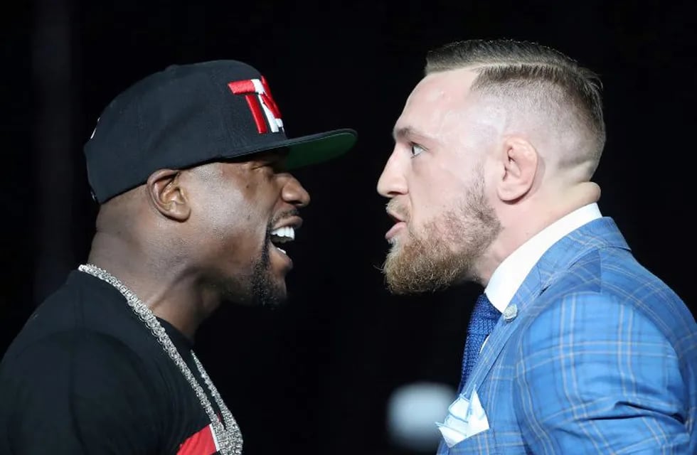 Jul 12, 2017; Toronto, Ontario, Canada; Floyd Mayweather and Conor McGregor stare each other down during a world tour press conference to promote the upcoming Mayweather vs McGregor boxing fight at Budweiser Stage. Mandatory Credit: Tom Szczerbowski-USA TODAY Sports     TPX IMAGES OF THE DAY canada toronto Conor McGregor Floyd Mayweather evento promocion pelea cara a cara pelea verbal boxeadores boxeo