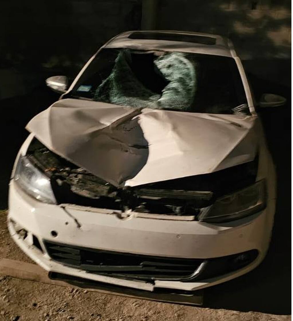 El capot y el parabrisas del automóvil que era conducido por L.J. en la madrugada fatal del jueves, muestran claramente las señales del mortal impacto.
