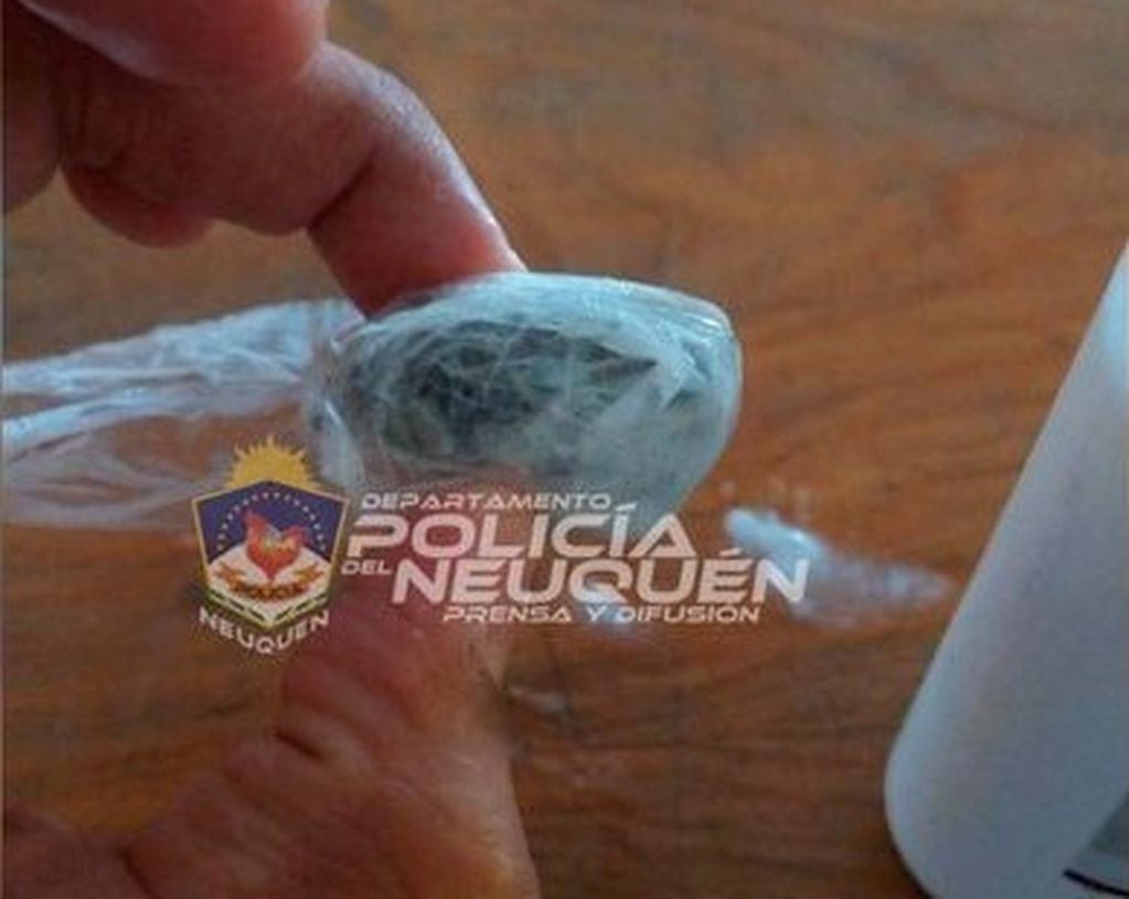 La policía encontró 4,39 gramos de cannabis sativa en un envoltorio escondido en la botella de shampoo.