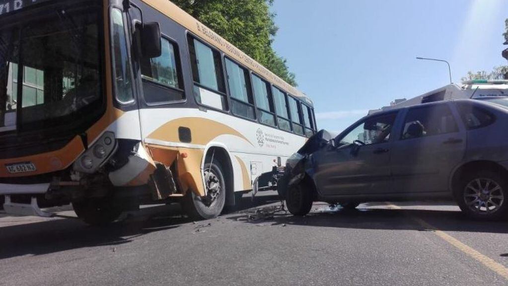 Una mala maniobra provocó un choque y posterior despiste de un Vw Polo que chocó contra un colectivo (web).