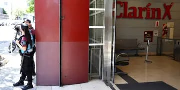 Custodia policial en el edificio del Grupo Clarín
