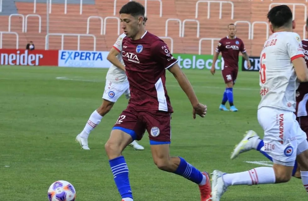 Godoy Cruz y Argentinos Juniors juegan en Mendoza por la Liga profesional de Fútbol.