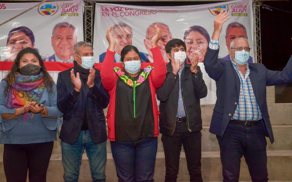 El precandidato Gaspar Santillán junto a sus compañeros de lista del Frente Cambia Jujuy, Natalia Sarapura (centro) y Gustavo Bouhid (derecha), en reciente acto de campaña.