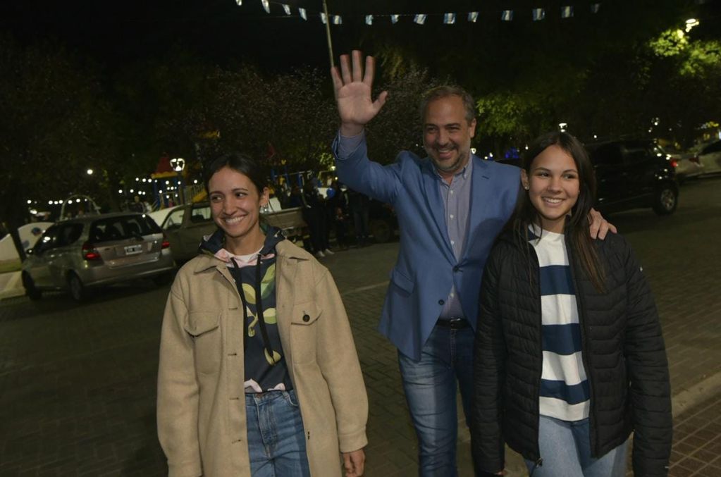 Matías Stevanato llega al búnker para festejar el resultado de las elecciones.
