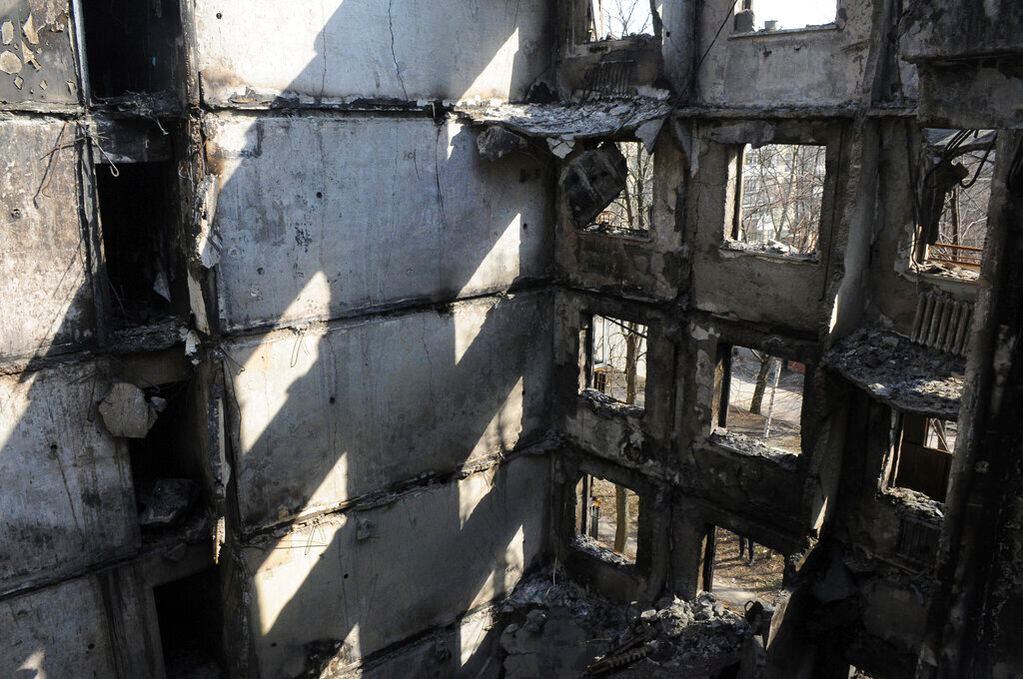 Un edificio de apartamentos yace en ruinas debido a ataques de artillería rusos, el domingo 10 de abril de 2022, en Járkiv, Ucrania. (AP Foto/Andrew Marienko)