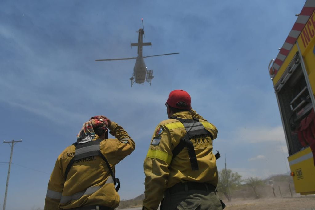 Helicóptero Hidrante para combatir el incendio de El Challao.