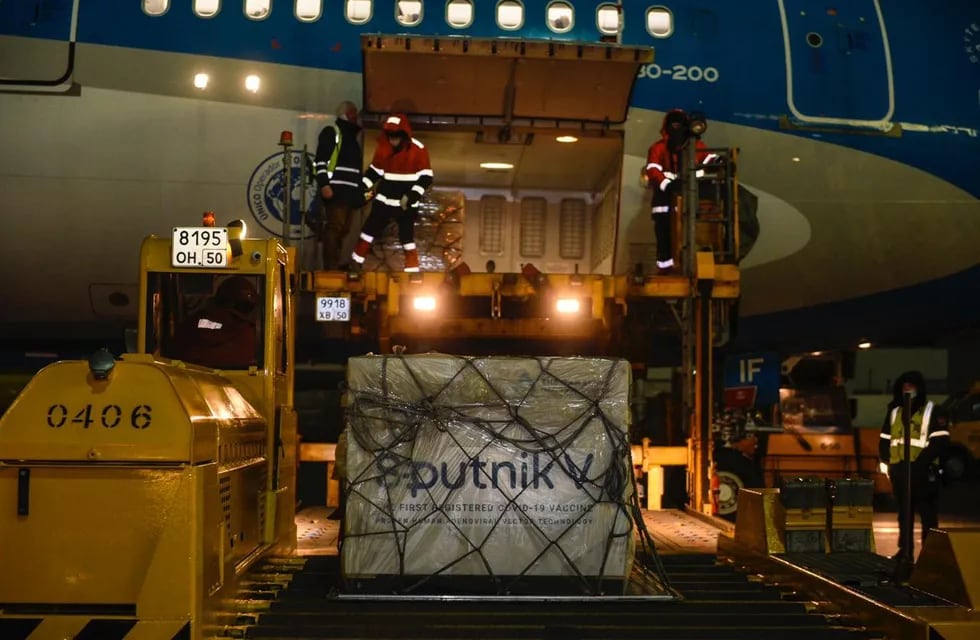 El avión de Aerolíneas Argentina llegó con 300.00 dosis de la vacuna Sputnik V.