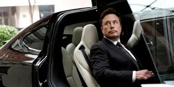 Elon Mursk, a bordo de un Tesla.