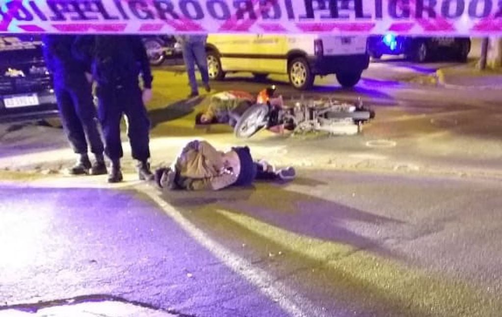 Una pareja de motociclistas resultó herida luego de un presunto intento de robo y enfrentamiento con la policía en 27 de Febrero y Buenos Aires. (@templario15)