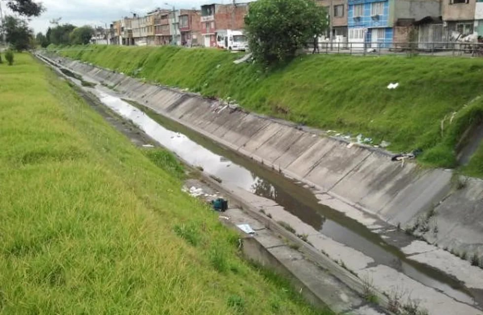 Una policía rescató a una nena que había caído a un canal de riego en General Roca