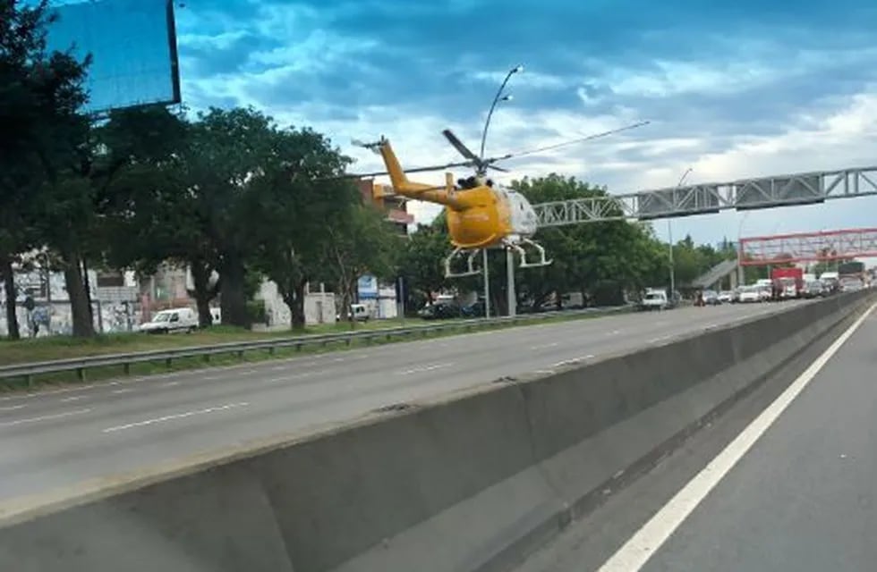 Un helicóptero aterrizó en General Paz por un accidente de tránsito.