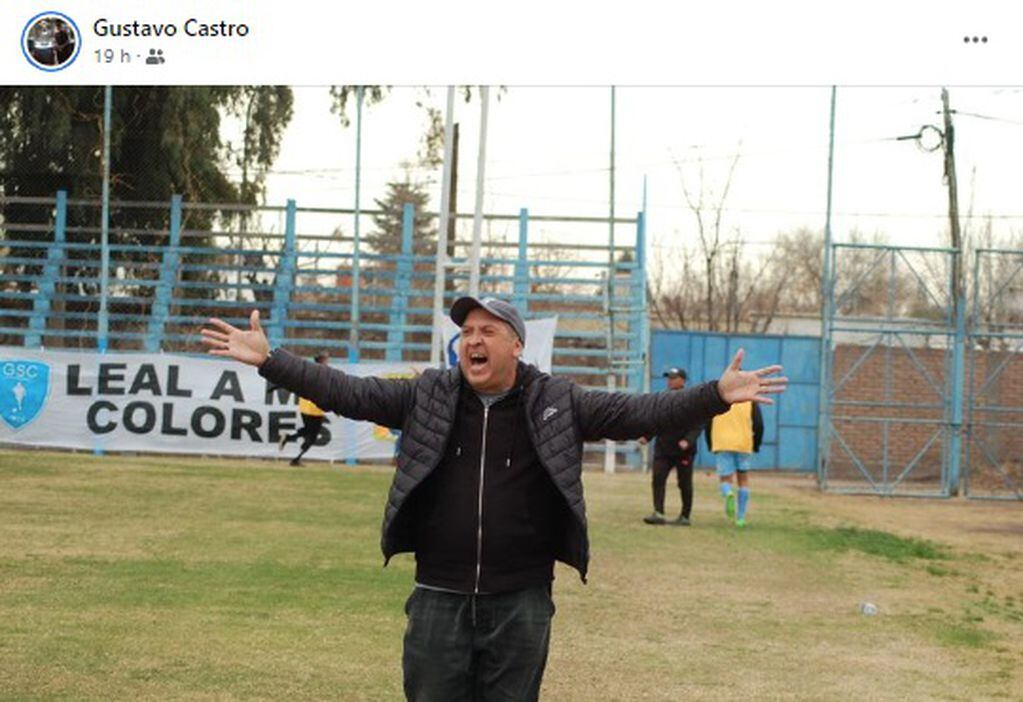 Gustavo Castro, y toda su felicidad ante el campeonato obtenido por Gutiérrez Sc, equipo que dirige en la Liga Mendocina de Fútbol.