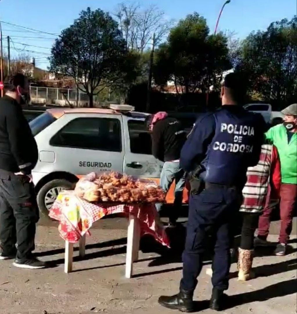 Pasteliteros siendo desalojados por municipales de la costanera de Carlos Paz.(Foto: web).