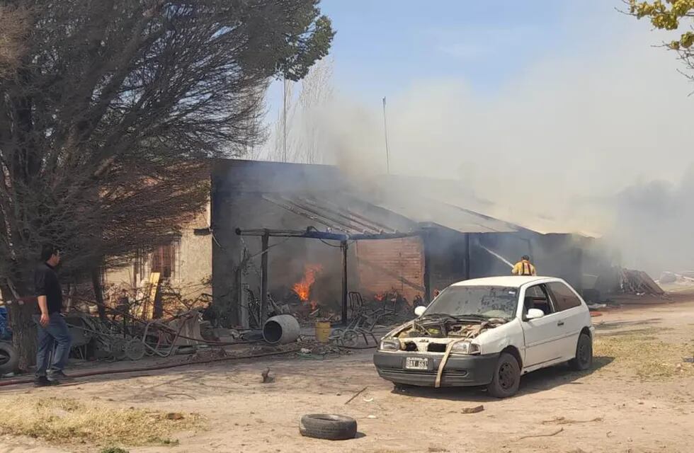 El fuego quemó parte de una casa en calle E en General Alvear.