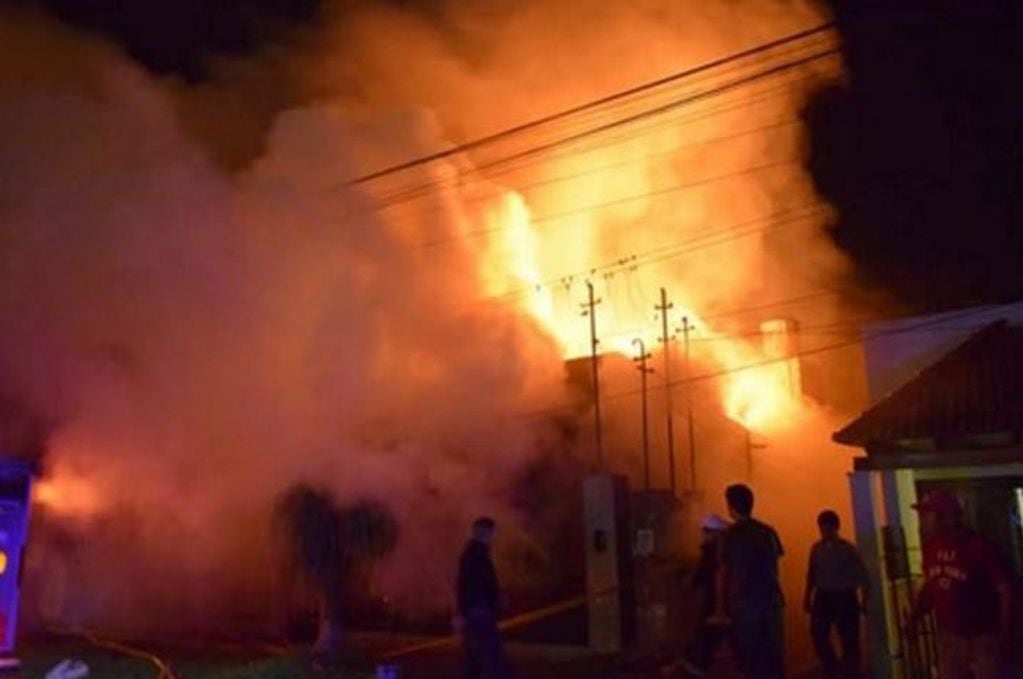 Un voraz incendio provocó la muerte de dos menores. (Foto: Corrientes Hoy)