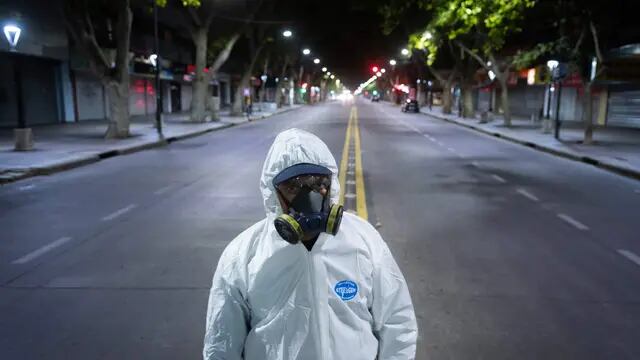 Fotos del año. A partir de las 19 hs no se permite que nadie circule por la via publica.   German Horno desinfectando la Heladeria Reinese  Foto: Ignacio Blanco / Los Andes Cuarentena Covid19 Coronavirus