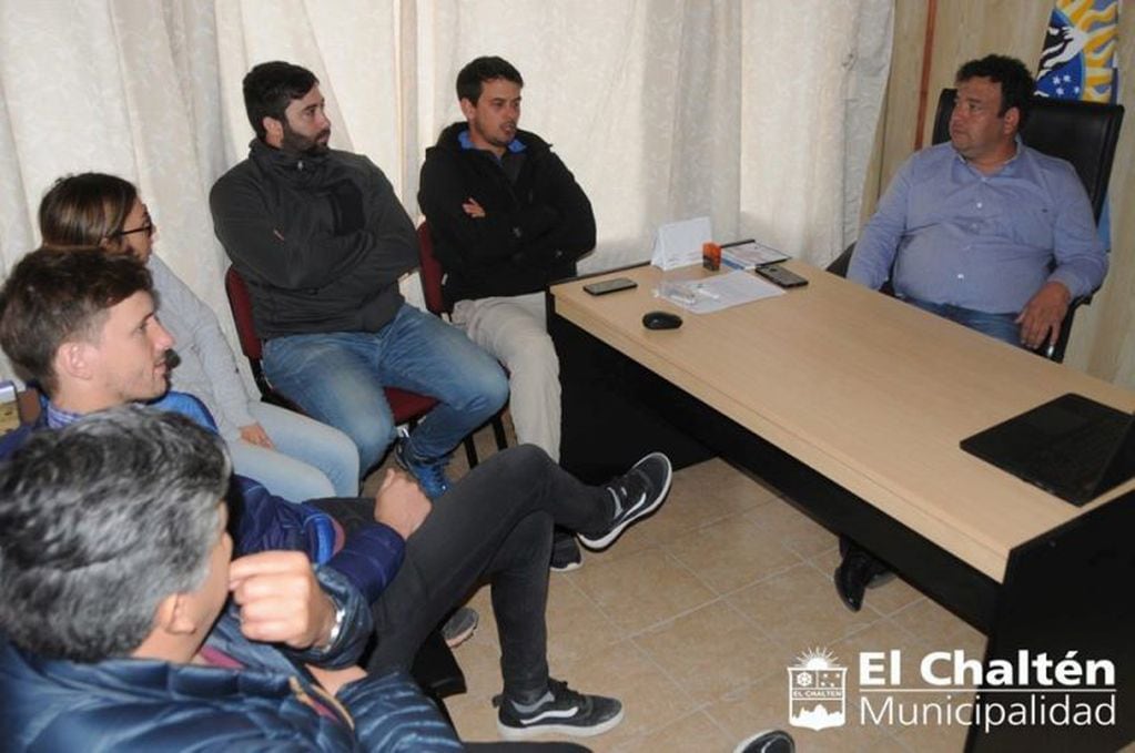 Reunión en la municipalidad de El Chaltén con ingenieros de la Universidad Nacional de La Plata